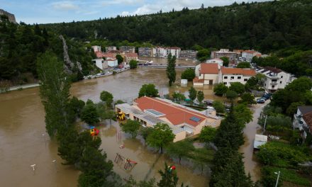 (VIDEO) KIŠA NE PRESTAJE PADATI!  Rijeke pred izlijevanjem: Božinović umiruje narod, 'noć je protekla bez većih problema'