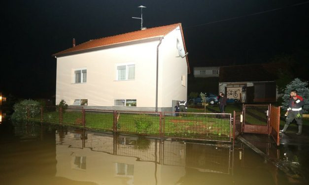 FOTO Izlila se Mrežnica, poplavljeno više obiteljskih kuća i vikendica