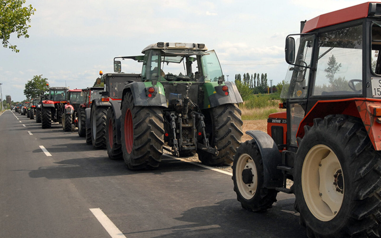 Srpski poljoprivrednici blokirali prometnice, traktore u središtu Subotice i Novog Sada
