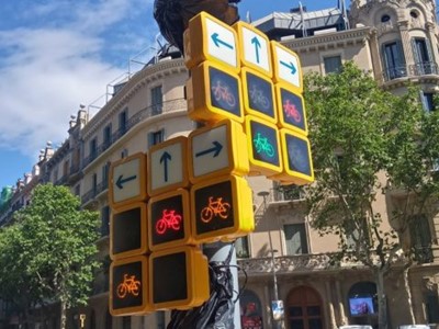 Najluđi biciklistički semafor postavljen u Barceloni
