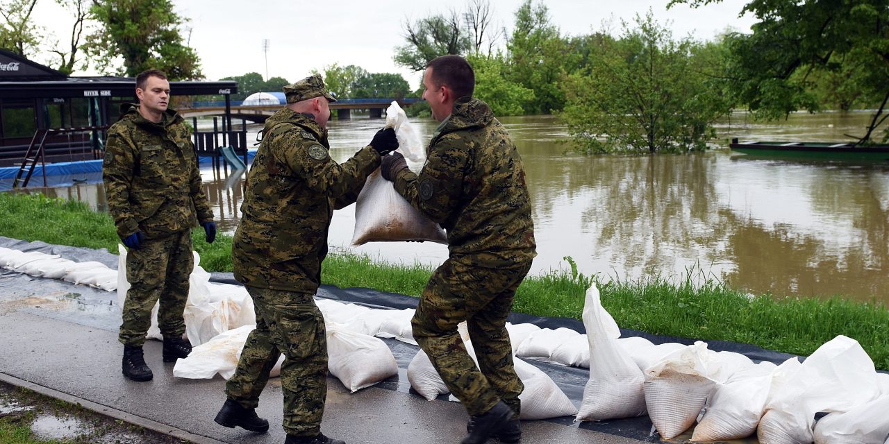 (FOTO) ŽESTOKA BITKA S POPLAVAMA TRAJE!  U Karlovcu vrhunac vodenog vala, vodostaji rekordni: Nova opasnost prijeti kod Petrinje i Siska