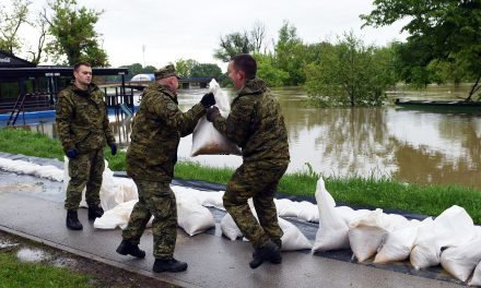 (FOTO) ŽESTOKA BITKA S POPLAVAMA TRAJE!  U Karlovcu vrhunac vodenog vala, vodostaji rekordni: Nova opasnost prijeti kod Petrinje i Siska