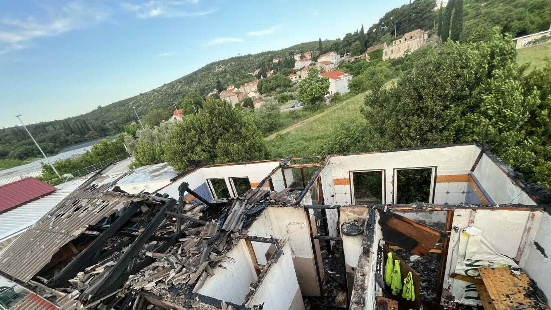 FOTO Požar progutao svlačionice nogometnog kluba na jugu Hrvatske: Vatrogasci su se satima borili s vatrom