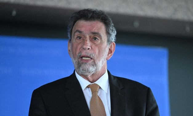 Ministar Fuchs poslao upute školama u slučaju ugroze učenika