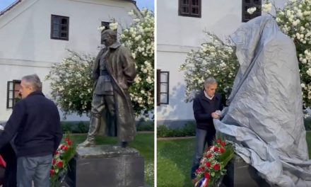 Članovi Domovinskog pokreta u Kumrovcu prekrili spomenik Titu ceradom i pjevali budnice…