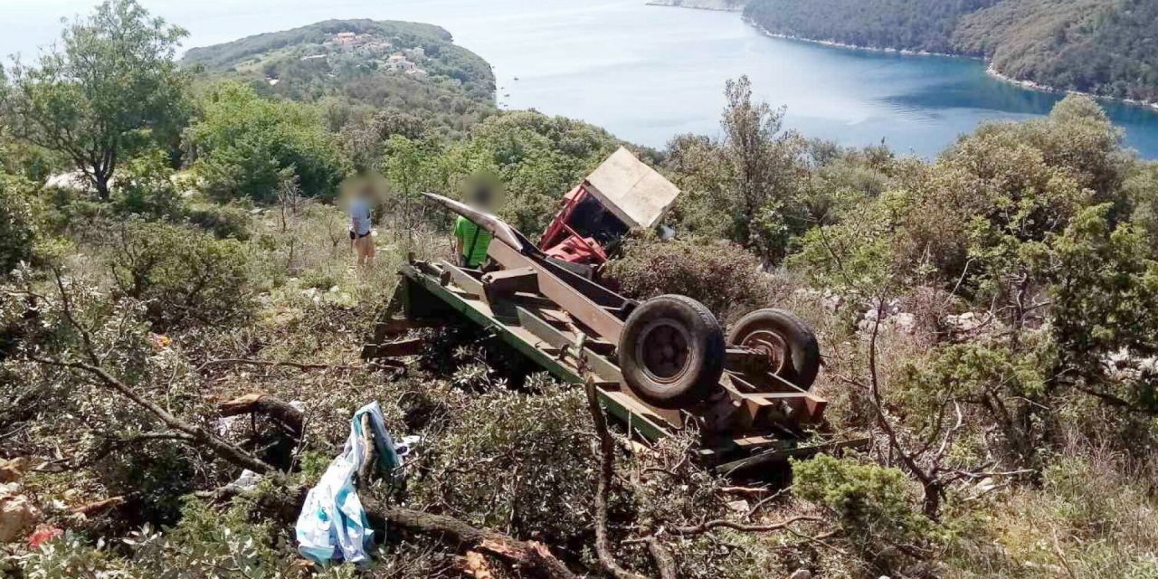 FOTO Nesreća na norijadi: Prevrnuo se traktor pun maturanata, više je ozlijeđenih