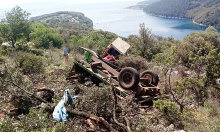 FOTO Nesreća na norijadi: Prevrnuo se traktor pun maturanata, više je ozlijeđenih