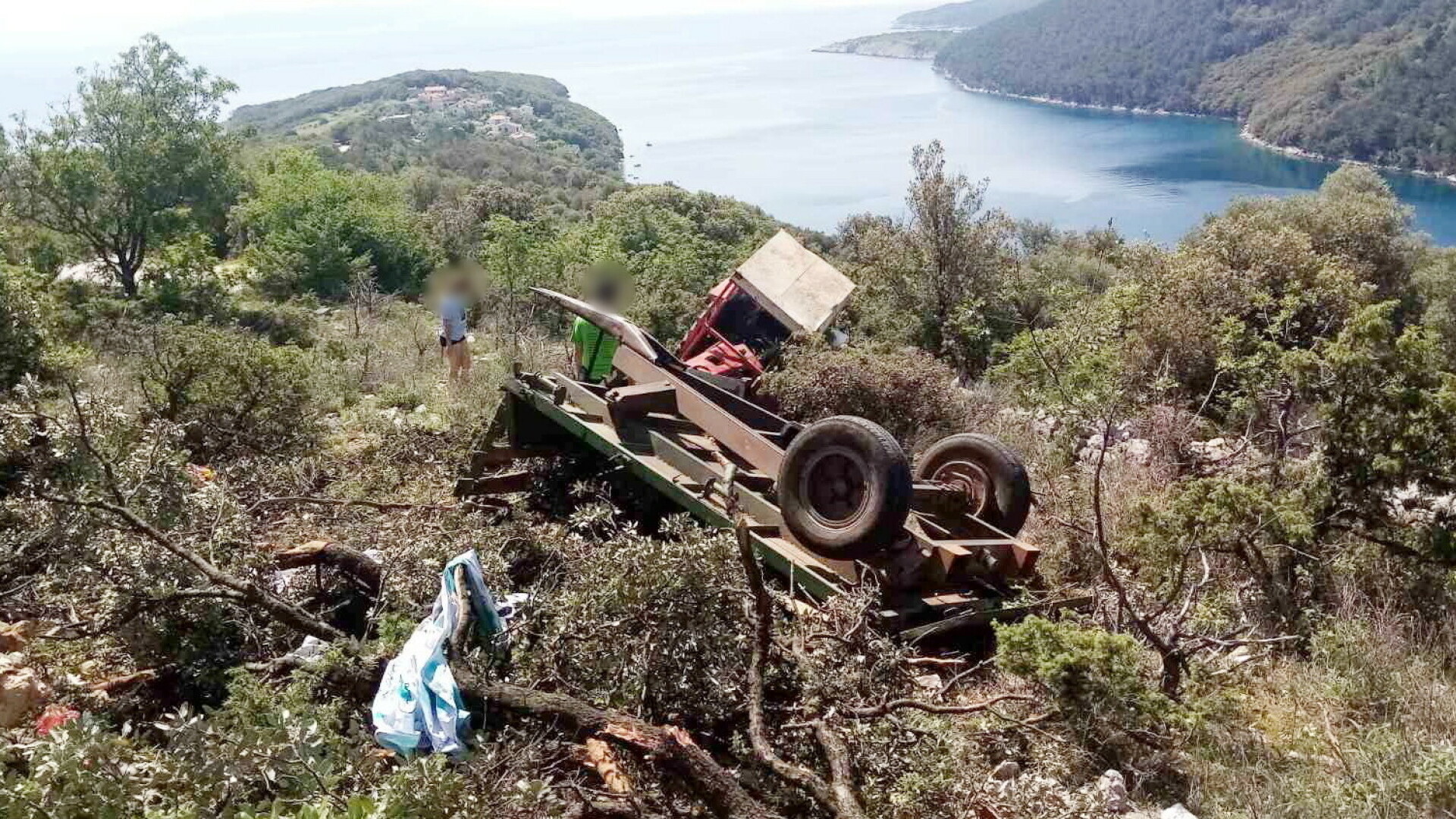 FOTO Nesreća na norijadi: Prevrnuo se traktor pun maturanata, više je ozlijeđenih