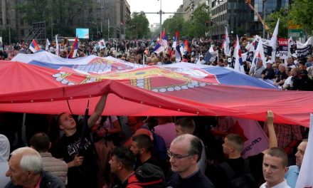 UŽIVO Vučićeve pristaše stigle u Beogradu na velike miting 'nade', Karleuša na čelu kolone…