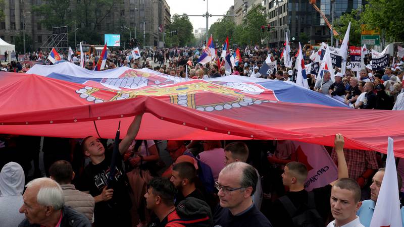 UŽIVO Vučićeve pristaše stigle u Beogradu na velike miting 'nade', Karleuša na čelu kolone…