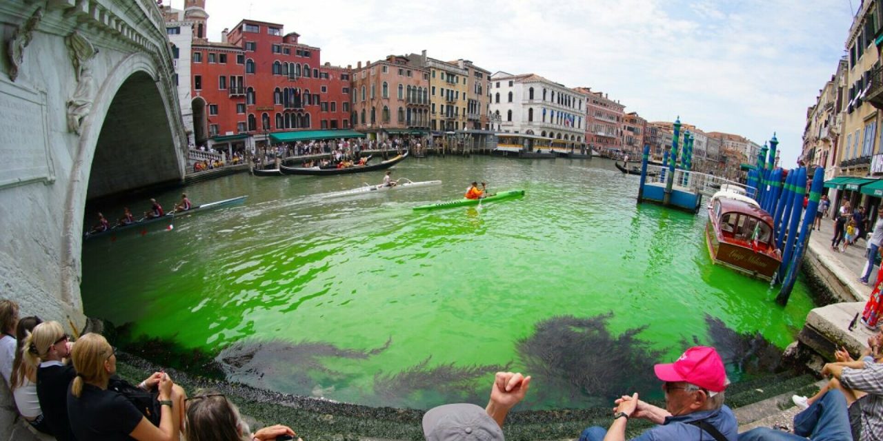 FOTO/VIDEO Fluorescentno zelena voda potekla Venecijom: Sazvan hitan sastanak, sumnja se na jednu stvar