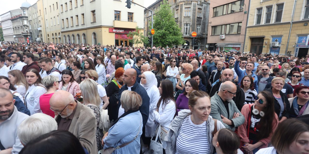 (FOTO) 'OVO JE TRAGEDIJA ZA CIJELI GRAD, ZA CIJELU BiH!'  Tisuće ljudi na ulicama u Sarajevu, prosvjeduju protiv 'nasilnih vozača': Blokirali središnju gradsku ulicu