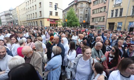 (FOTO) 'OVO JE TRAGEDIJA ZA CIJELI GRAD, ZA CIJELU BiH!'  Tisuće ljudi na ulicama u Sarajevu, prosvjeduju protiv 'nasilnih vozača': Blokirali središnju gradsku ulicu