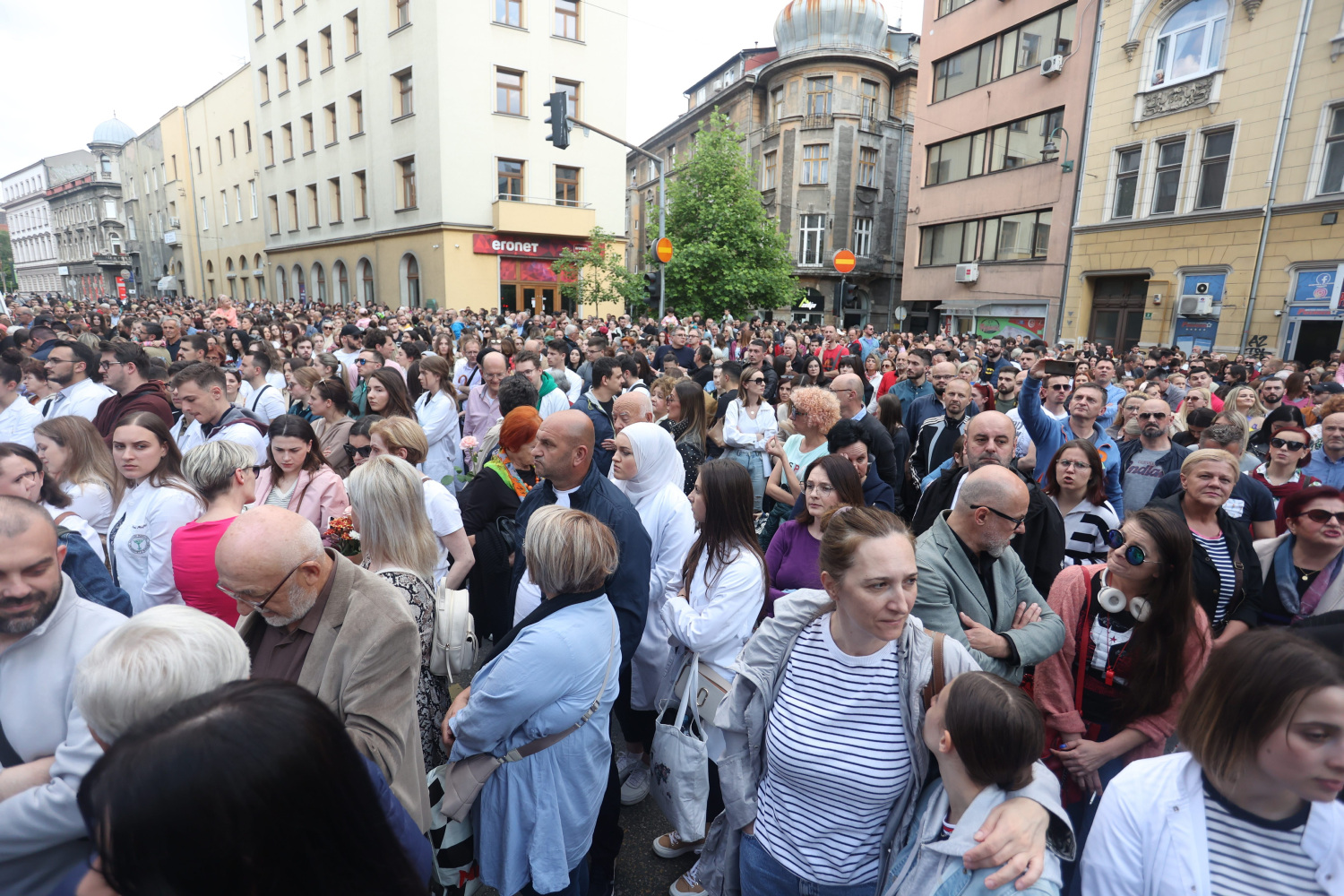 (FOTO) 'OVO JE TRAGEDIJA ZA CIJELI GRAD, ZA CIJELU BiH!'  Tisuće ljudi na ulicama u Sarajevu, prosvjeduju protiv 'nasilnih vozača': Blokirali središnju gradsku ulicu