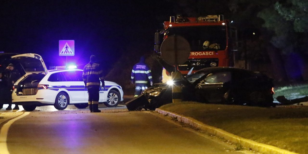 CESTA UZELA MLADI ŽIVOT!  Dečko sletio s ceste i zabio se u prilazni most kuće: Nije mu bilo spasa