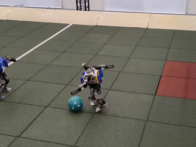Maleni i jeftini roboti kroz strojno učenje i simulacije naučili igrati nogomet