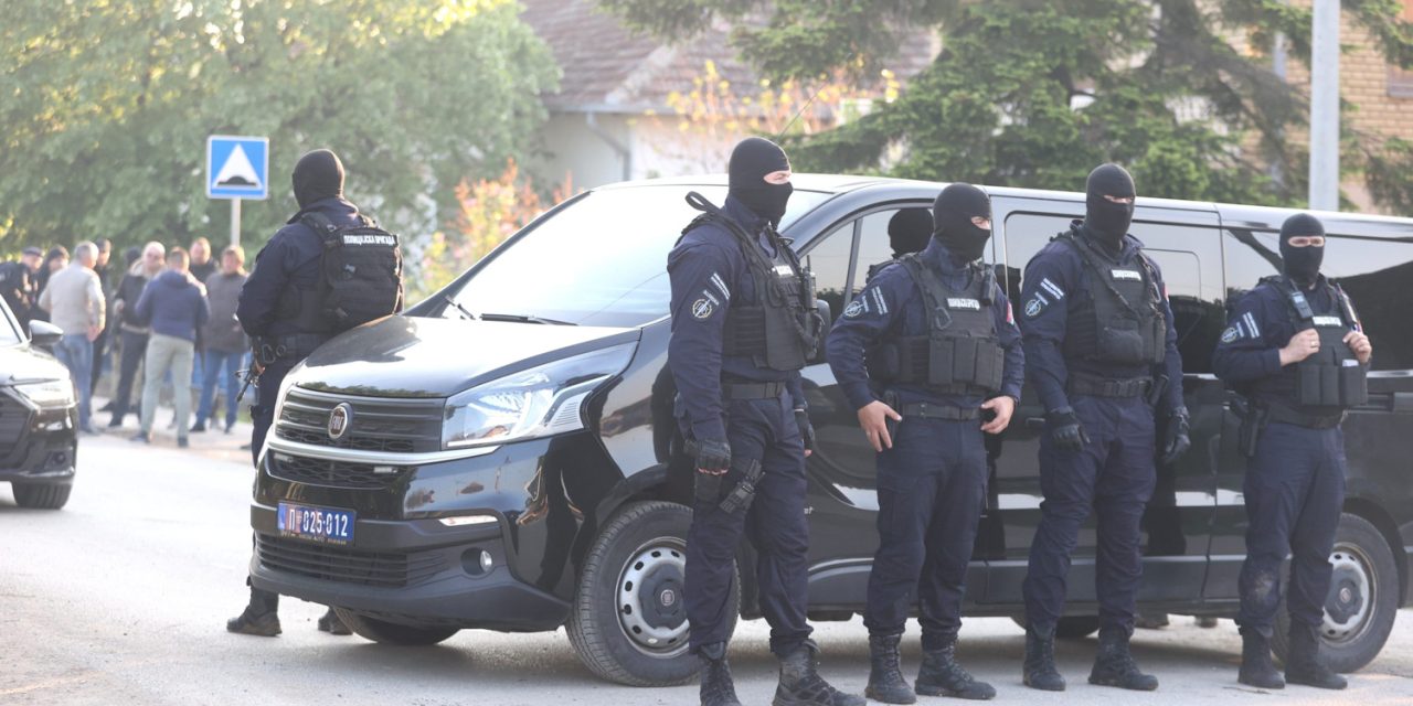 (FOTO) MEGA POTJERA U SRBIJI: Ovako je izgledala potraga za masovnim ubojstvom, stotine policajaca češljalo svaki kutak