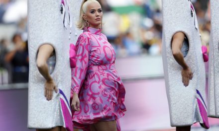 VIDEO KOJI JE ZABAVIO MNOGE: Katy Perry se 'pogubila' na krunidbi!