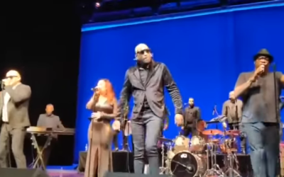 (VIDEO) LEGENDARNI GLAZBENIK UMRO NA POZORNICI!  Totalni šok na nastupu: Samo je odjednom počeo hodati prema izlazu