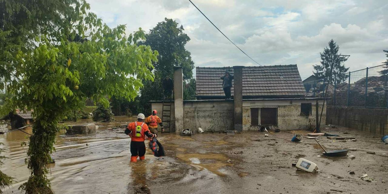 VIDEO/FOTO Nevrijeme poharalo dvije županije: HGSS morao evakuirati ljude.  Poplavljena dvorišta, podrumi i kuće