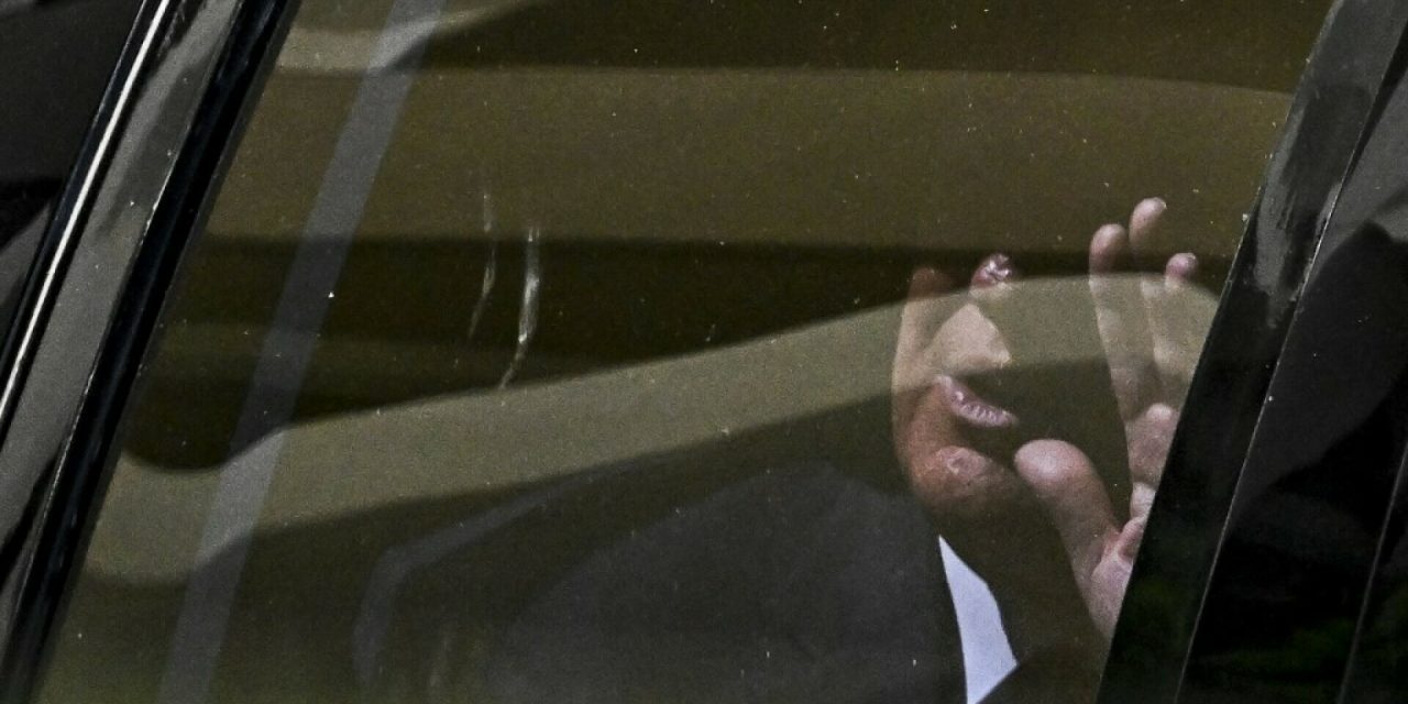 FOTO/VIDEO Trump uhićen i ispitan, izjasnio se da nije kriv: Pušten da se brani sa slobode, mahao okupljenima