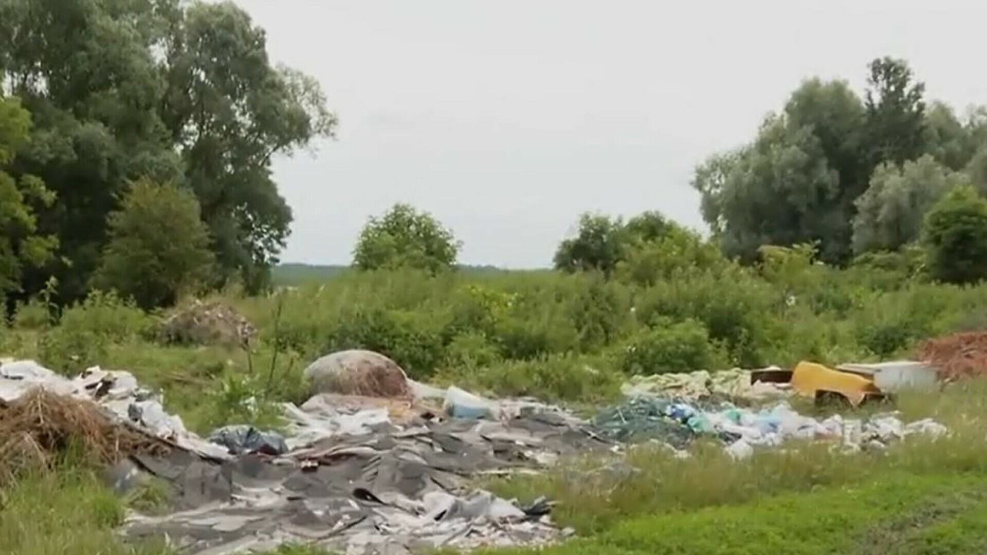 Baranja u borbi s tonama otpada, jedno divlje odlagalište tik do obiteljskih kuća: “Ovo je sada uzelo previše maha. Prvo gledaju ima li kamera”