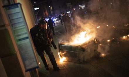 (VIDEO) Marseille pokošen nasilnom prosvjedom: Trgovci barikadiraju izloge, policajci suzavcem tjeraju bijesnu gomilu