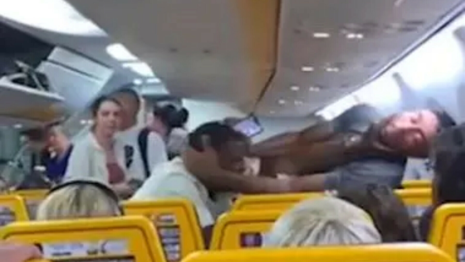 VIDEO Dva muškarca izazvala kaos u avionu: Zbog tučnjave oko sjedala odgođen let