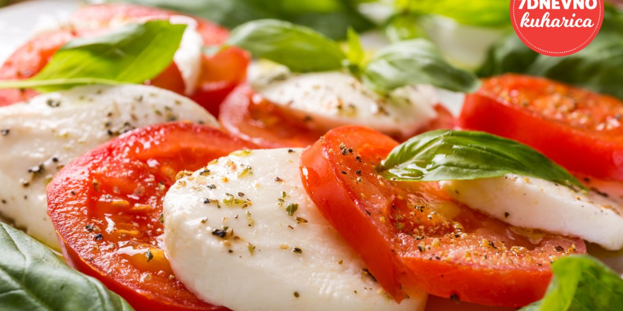 Caprese salata s rajčicama od višanja je osvježavajuć lagani ljetni obrok idealan za vruće ljetne dane!