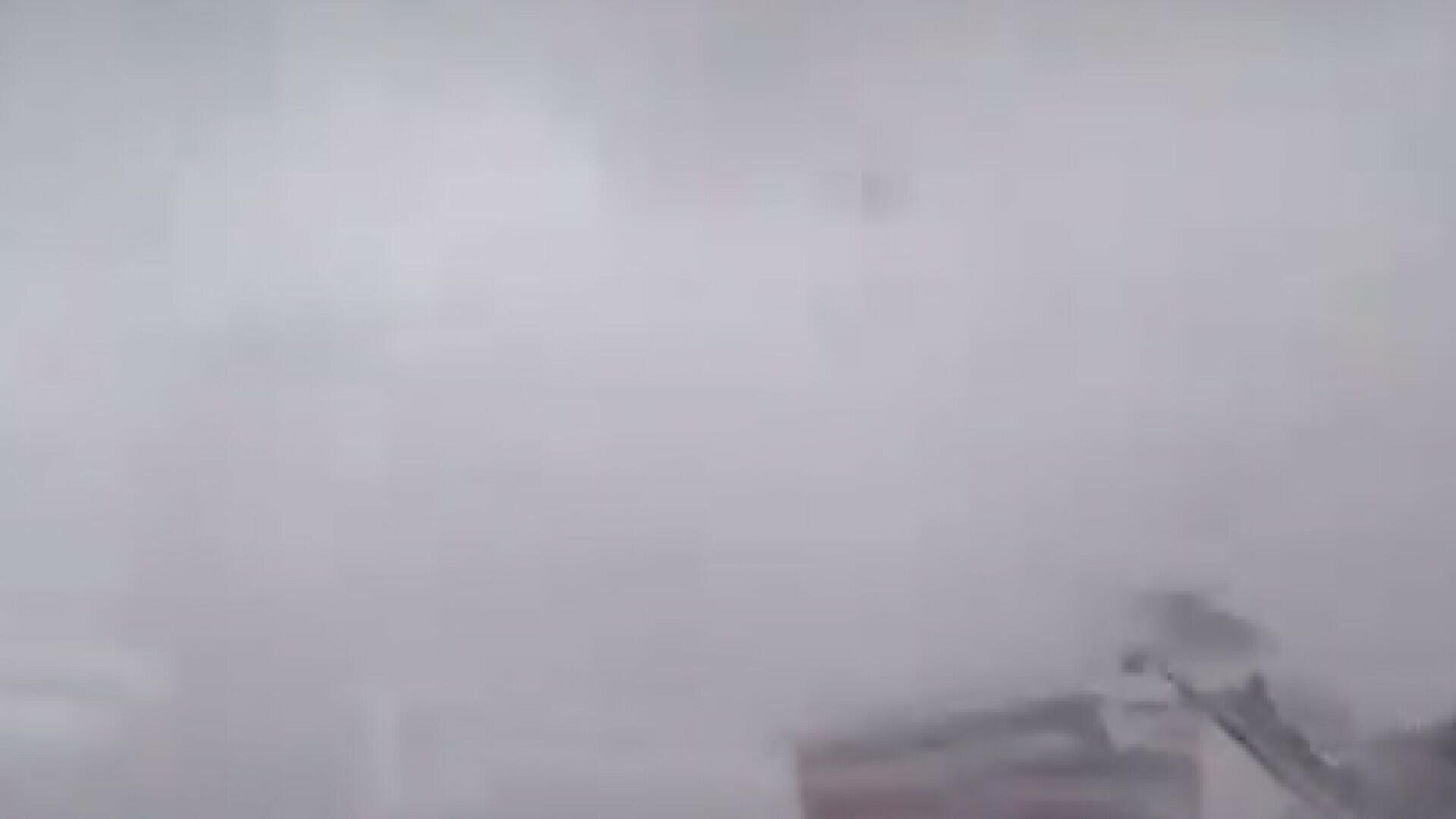 VIDEO Pogledajte trenutak kada je vjetar otrgnuo reklamni pano i odbacio ga prema busu punog putnika