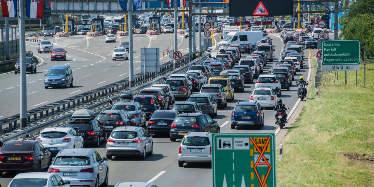 Od ranog jutra gužve na autocesti prema moru: Zatvorena cesta zbog pada dalekovoda, smanjena vidljivost