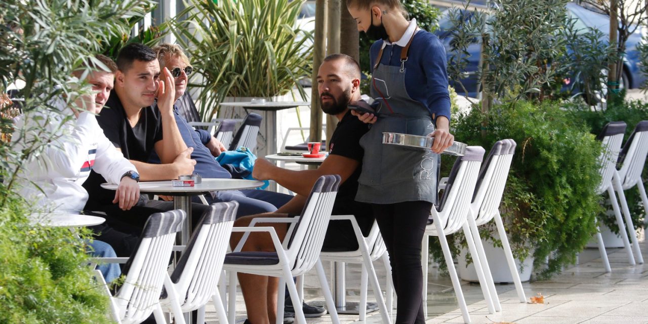 Došli u Dalmaciju i slikali račun u jednom kafiću: 'Je li ovo najjeftinije mjesto na moru?'