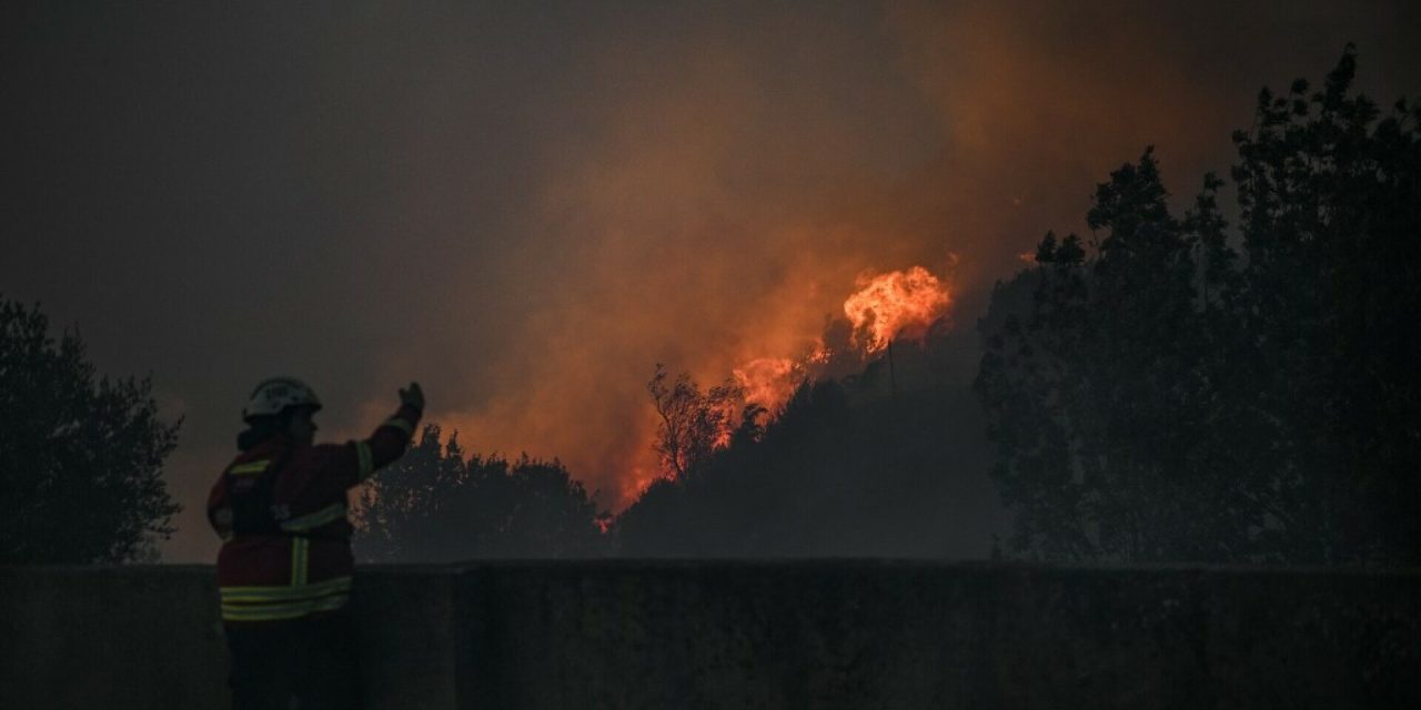 Drama kod popularnog ljetovališta: Stotine vatrogasaca gase požar, očajni ljudi brane kuće kantama s vodom