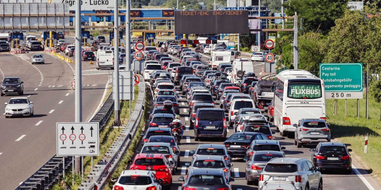 Udarni turistički vikend: Kilometarske kolone kod Lučkog, gužve na graničnim prijelazima