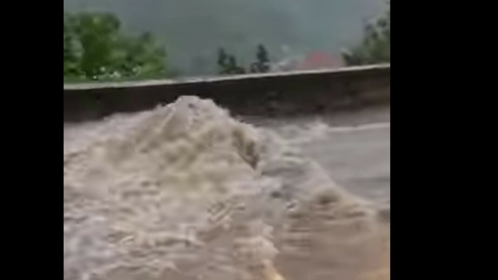 Nevrijeme na širem riječkom području rušilo stabla, munja zapalila krov