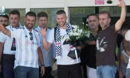 Rebić sletio u Istanbul, navijači ga pozdravili i ogrnuli šalom