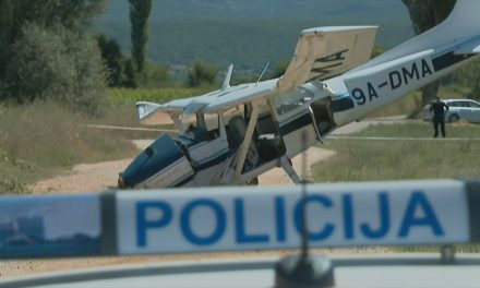 Objavljeni detalji nesreće u Sinju: Avion prisilno sletio na livadu i odbio se na makadam. “Vjerojatno je pilot to namjerno napravio”