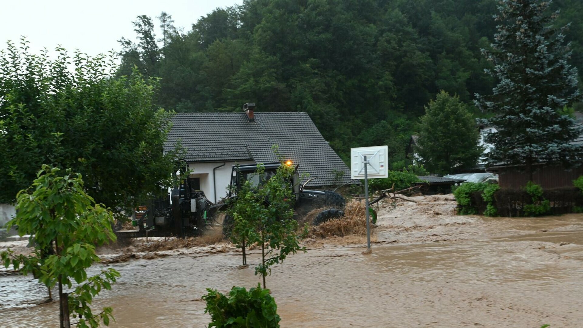 FOTO/VIDEO Poplave paralizirale Sloveniju, ima mrtvih. Najavljeno divljanje rijeke koja protječe i kroz Hrvatsku