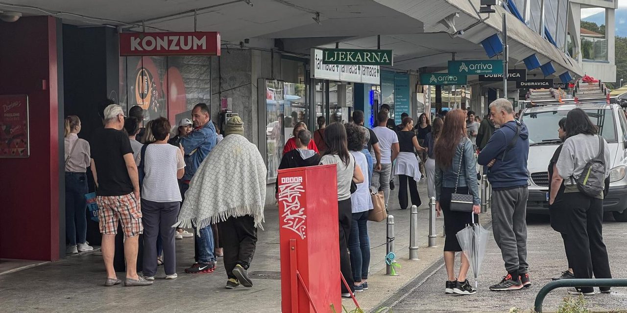 FOTO: Navala u Zagrebu. Red ispred jedne od rijetkih trgovina koje danas rade