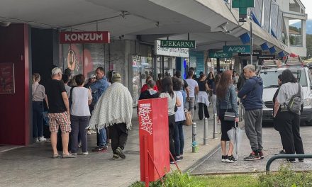 FOTO: Navala u Zagrebu. Red ispred jedne od rijetkih trgovina koje danas rade