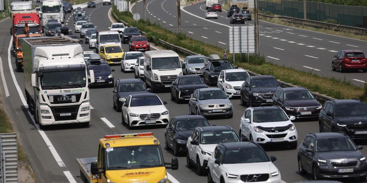 Gužve na autocestama: u tunelu Sveti Rok prekinut promet, kolona kod Lučkog