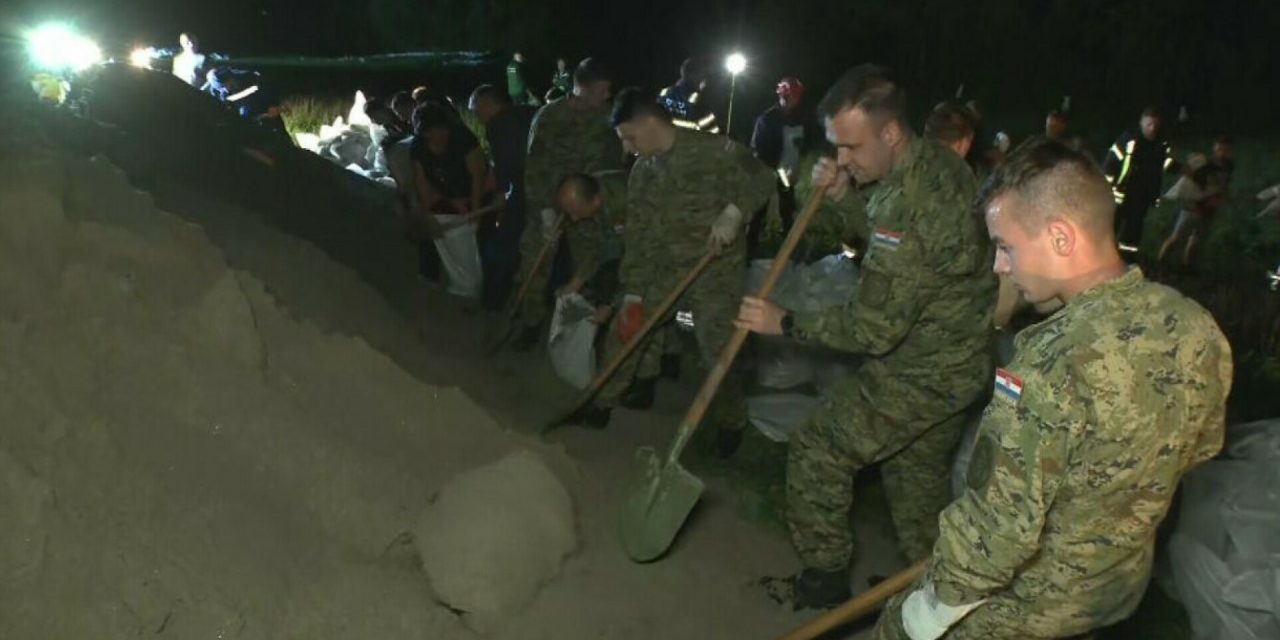 FOTO/VIDEO Duž Drave traje utrka s vremenom, stigla i vojska. Reporterka Dnevnika Nove TV: “Na sreću, nije se obistinila najgora prognoza. No još nije sve gotovo”