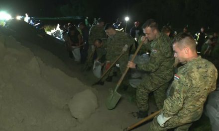 FOTO/VIDEO Duž Drave traje utrka s vremenom, stigla i vojska. Reporterka Dnevnika Nove TV: “Na sreću, nije se obistinila najgora prognoza. No još nije sve gotovo”