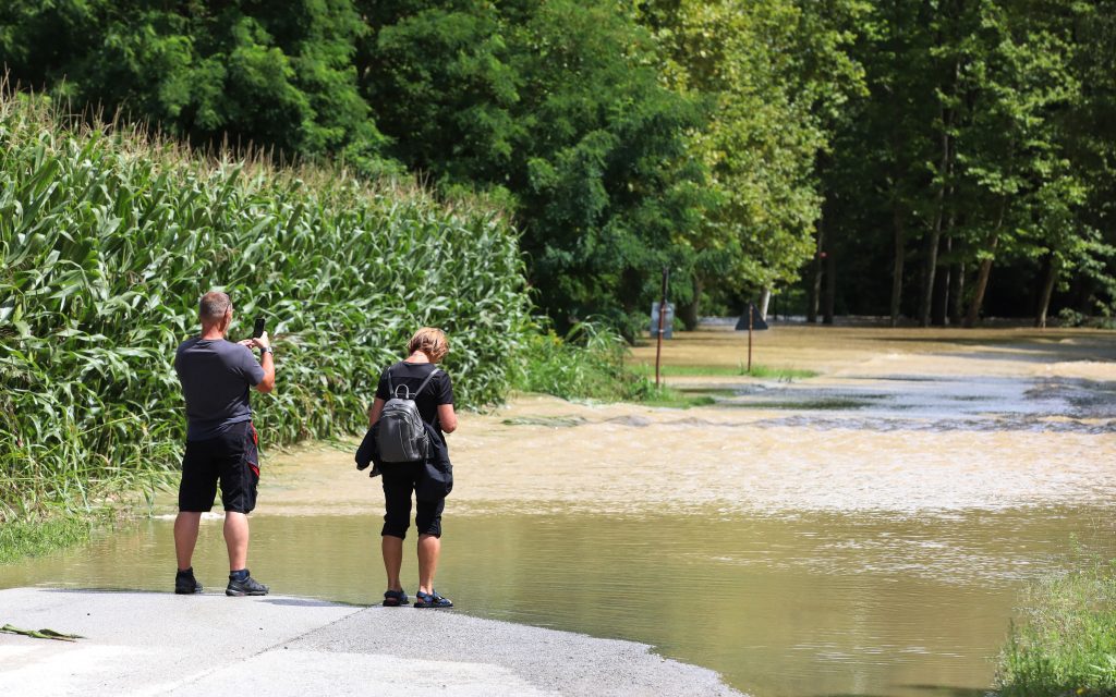 (VIDEO) Evakuacija kod Koprivnice: Popustio nasip, ‘jezero postaje more’