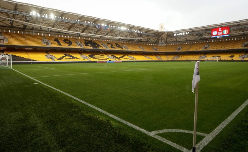 Unatoč zabrani, došlo je do sukoba uoči ogleda AEK-a i Dinama. Na smrt je izboden 22-godišnjak