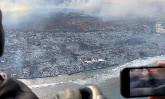 FOTO/VIDEO Požar razorio grad na Havajima: Ljudi se bacaju u ocean, tisuće evakuirane, vatrena buktinja spalila povijesnu jezgru