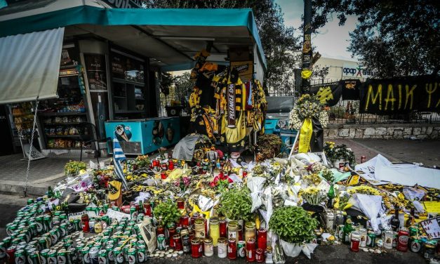 FOTO Pogledajte kako izgleda mjesto ubojstva grčkog navijača: Građani ostavljaju cvijeće i svijeće, ali i jednu neobičnu stvar