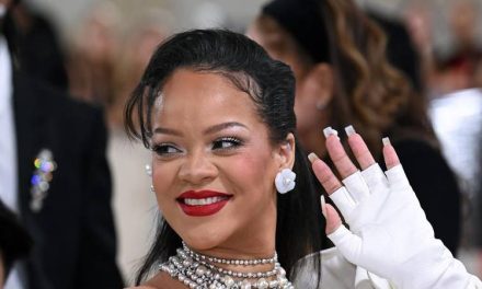 Rihanna je otkrila da je trudna na spektakularan način, a svoj modni izričaj nije zapostavila…