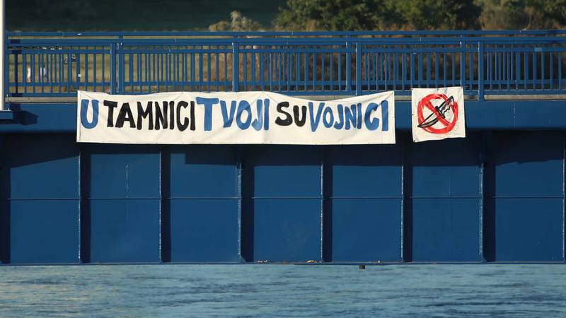 FOTO Podrška BBB-ima u Grčkoj osvanula na mostu iznad Save! ‘U tamnici tvoji su vojnici’