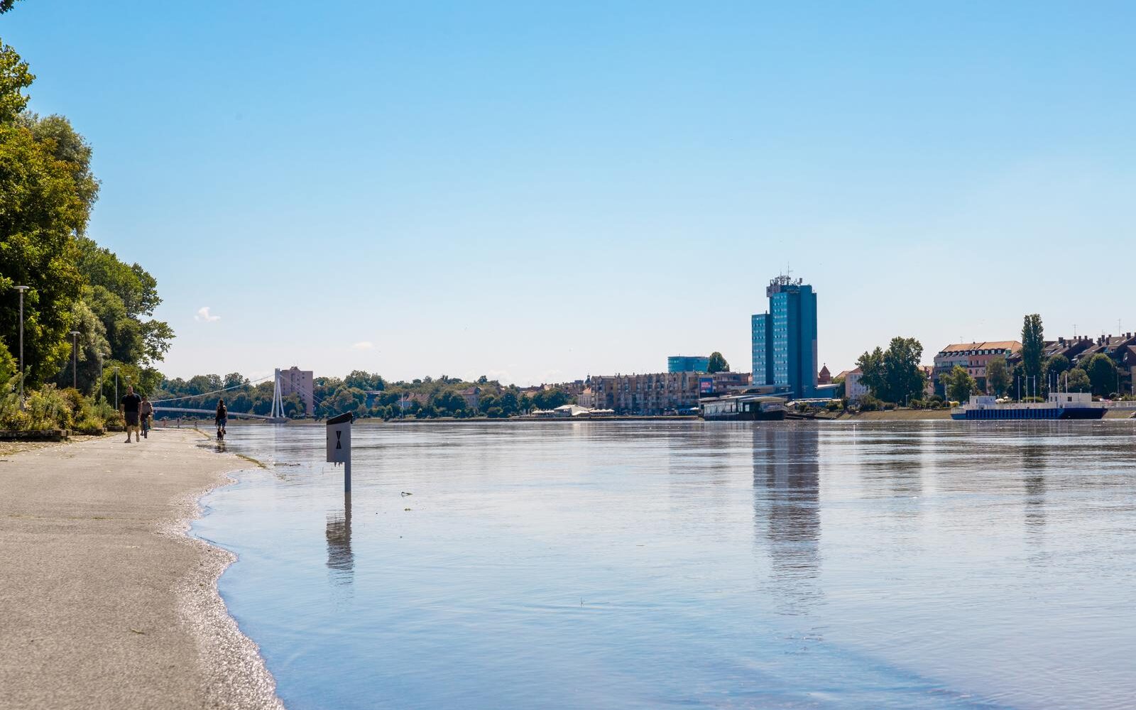 Osijek u nedjelju očekuje vrhunac vodenog vala: Šetnica na Dravi ograđena zbog sigurnosti